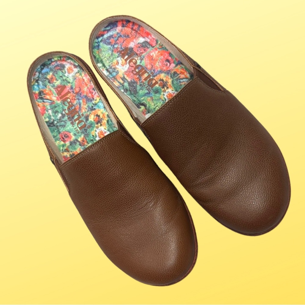 Clogs by Alegria. Brown leather. Floral Insole.